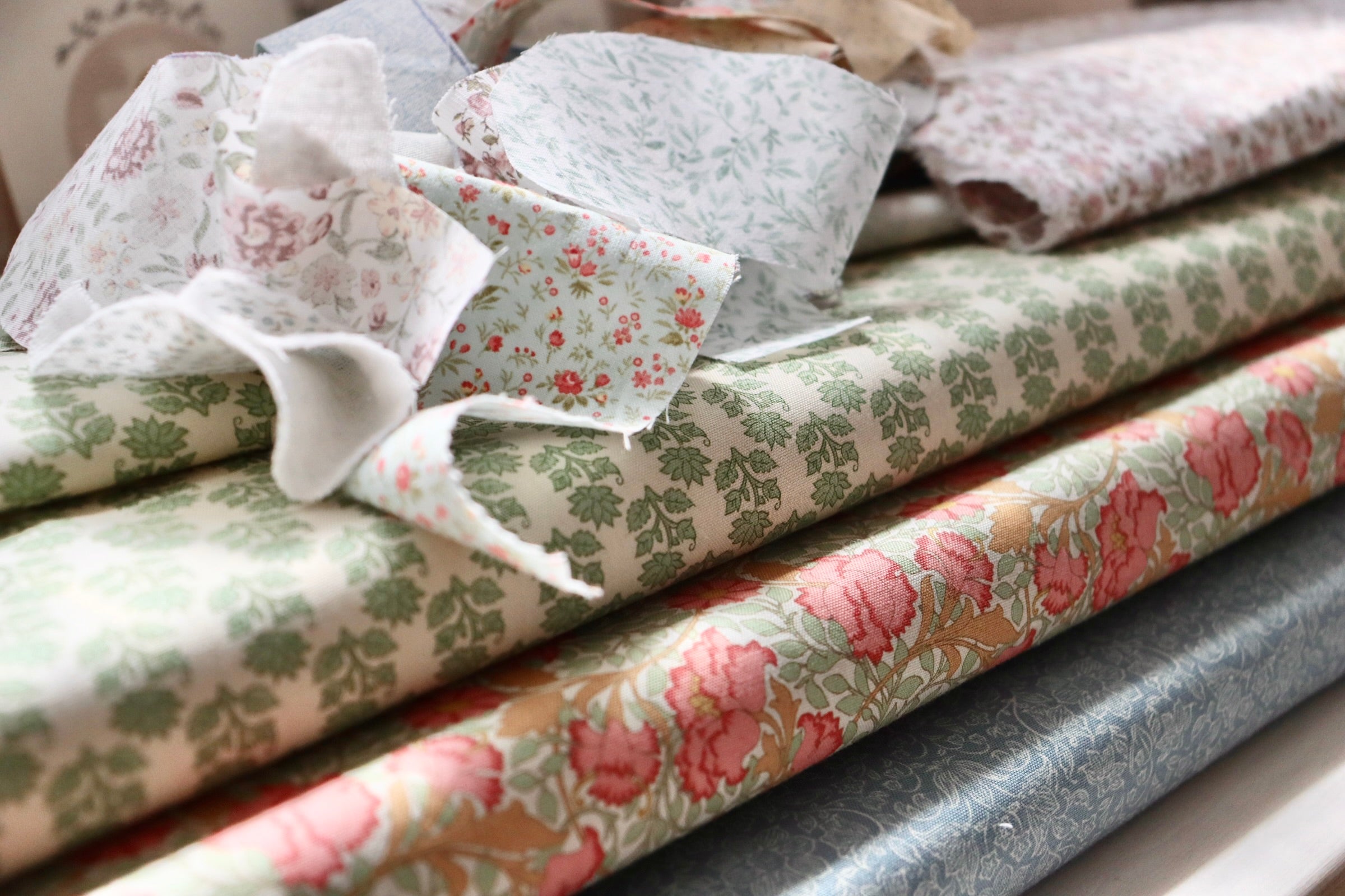 Virgen niña con manto entelado