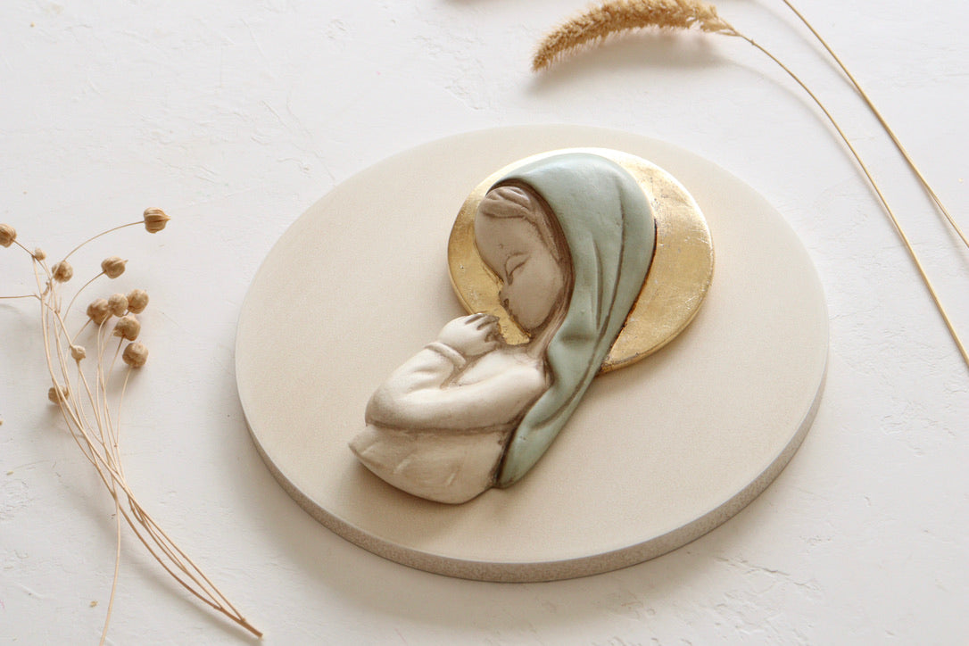 Virgen niña verde con corona en pan de oro