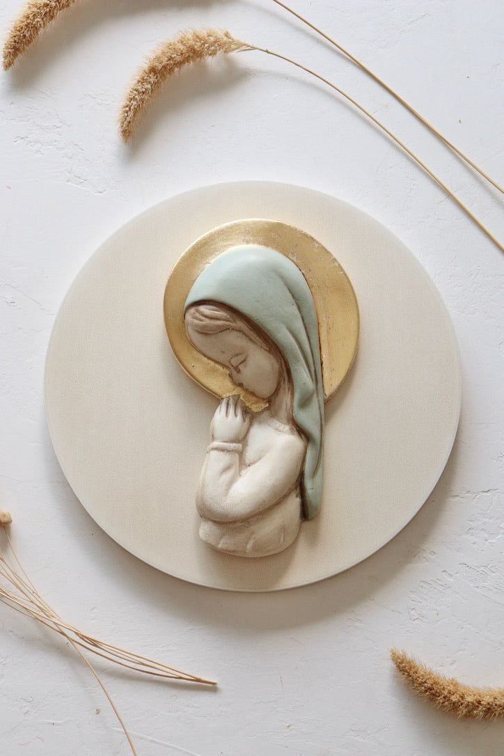 Virgen niña verde con corona en pan de oro