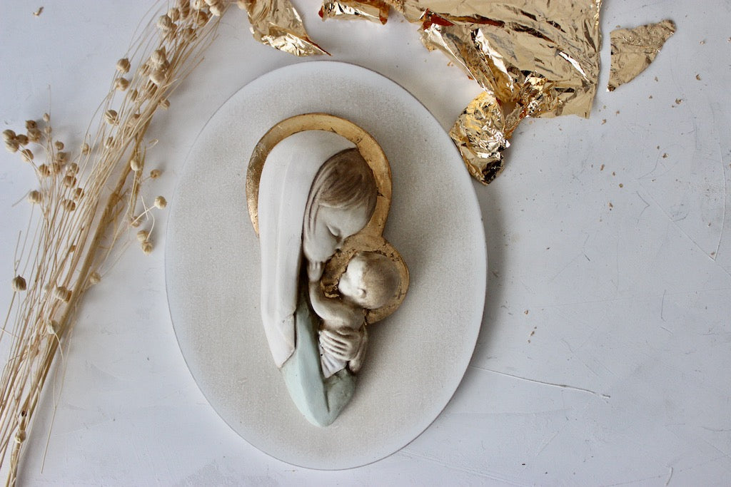 Virgen madre azul y pan de oro